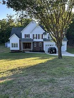 423 Trenton Ln — Photo 1