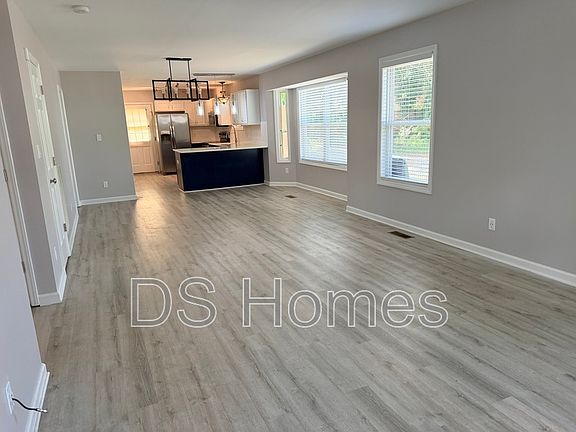4th image of 1028 Kent St
