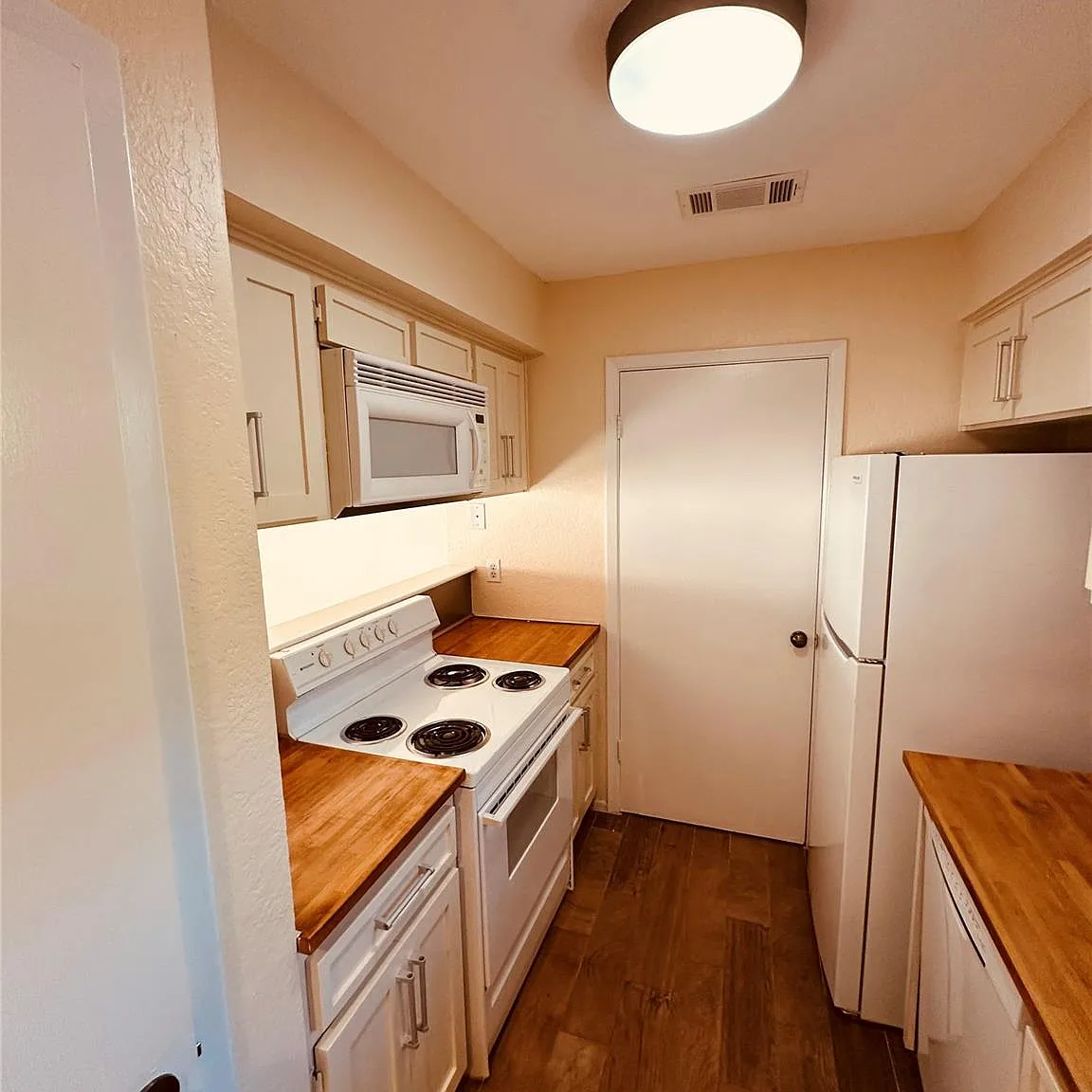 2 bed, 1.5 bath, 1000 sqft, $1,800 — Photo 3