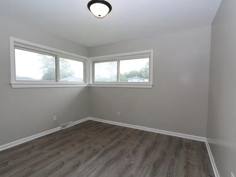 5465 Maryland St — Photo 17