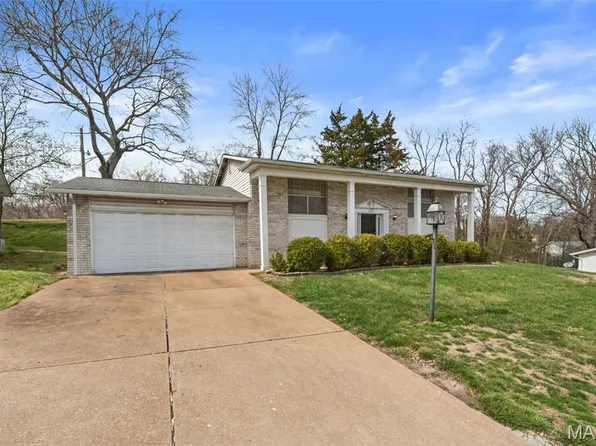 1771 Redcoat Dr, Maryland Heights, MO 63043