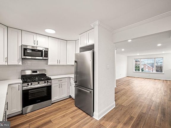 5th image of 3829 Mary St