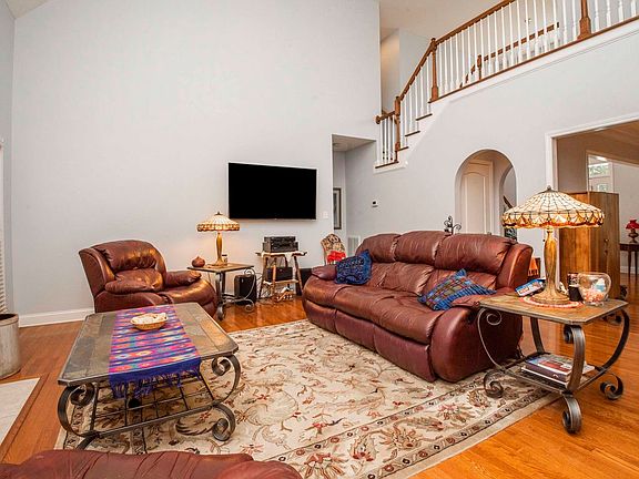 4th image of 961 Annatole Ln