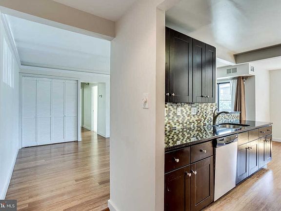 5th image of 611 Center St APT 104