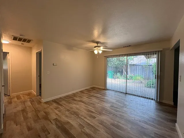 2907 Jolyn Way #B — Photo 9