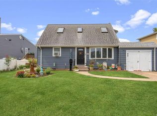 447 Deauville Pkwy, Lindenhurst, NY 11757