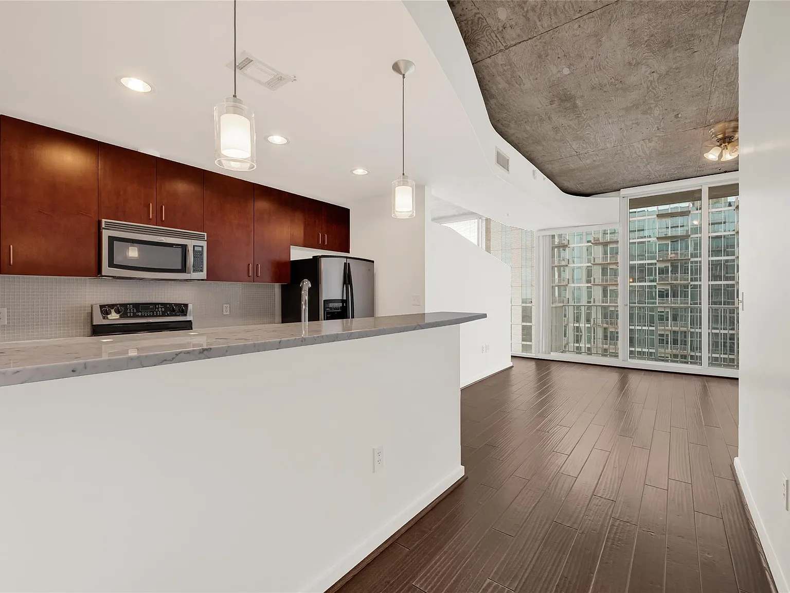 1 bed, 1.5 bath, 767 sqft, $1,999 — Photo 3
