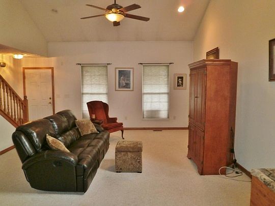 3rd image of 8608 Robbins Loop Dr