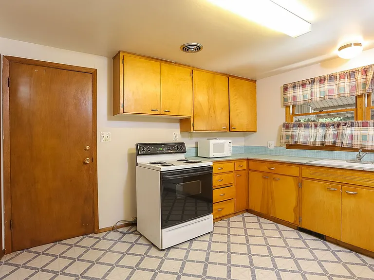 2408 Lake Dr — Photo 7