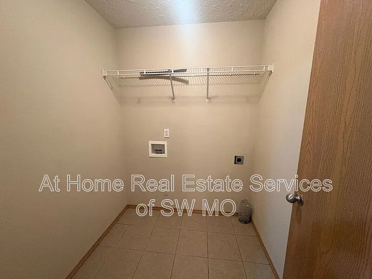 1270 N Northwood Ave — Photo 10