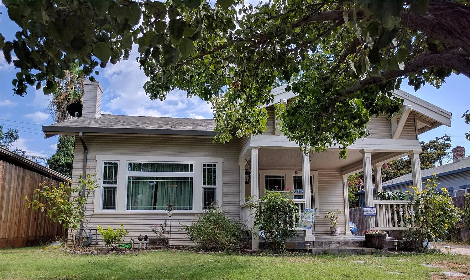 1040 W Elm St photo 1