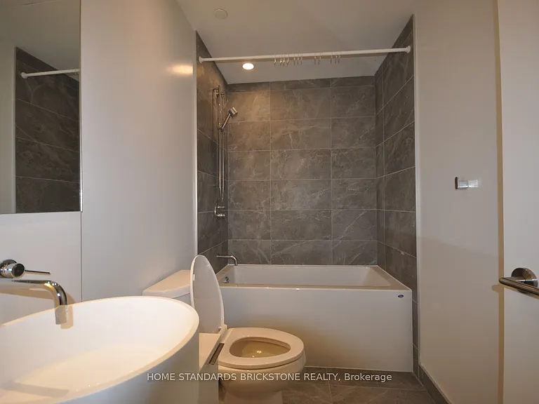 185 Roehampton Ave #2011 — Photo 6
