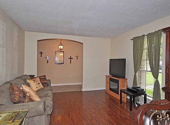 2nd image of 309 Narcissus St