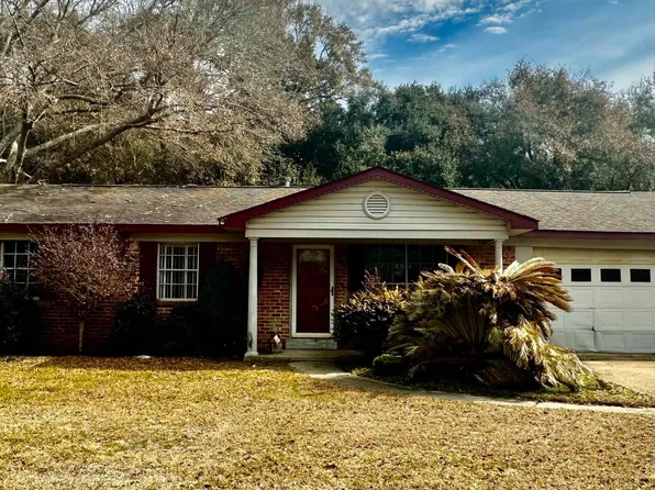 10675 Oak Ave, Grand Bay, AL 36541