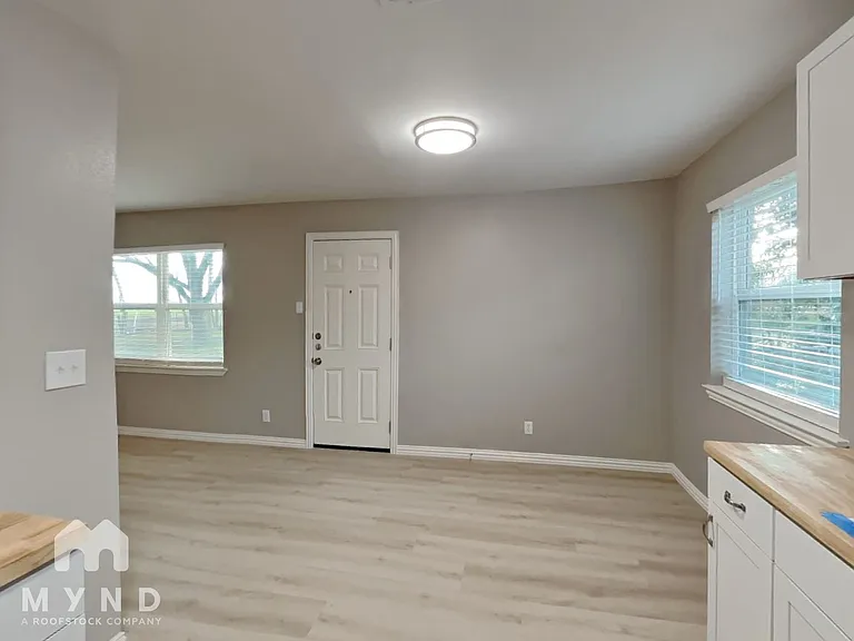 204 E Avenue C — Photo 11