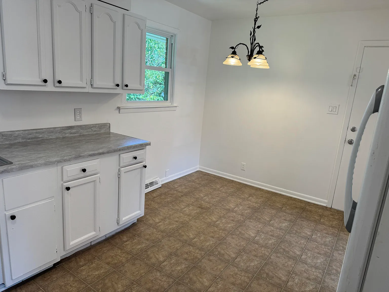 3 bed, 2.0 bath, 1144 sqft, $1,263 — Photo 3