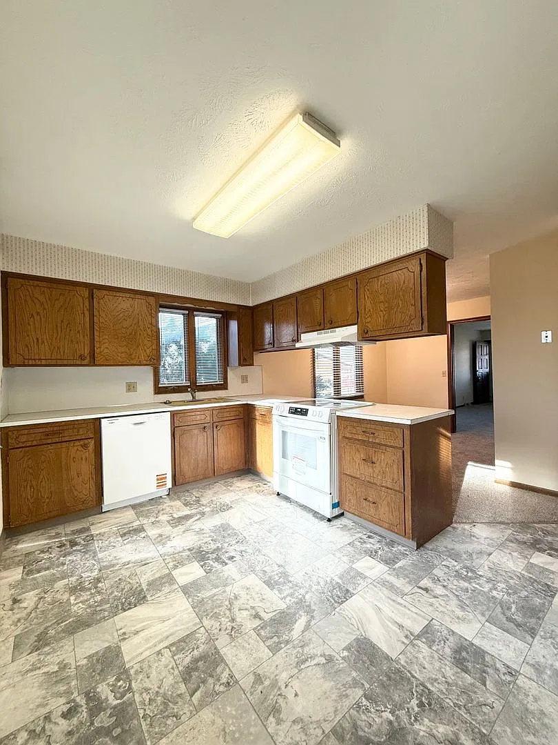 Spacious 3 Bedroom Duplex! Available Now! — Photo 4
