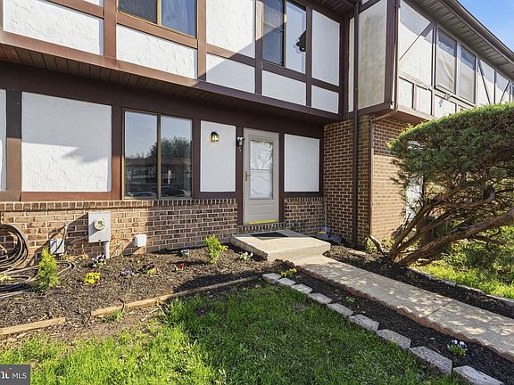 2nd image of 25 Bourbon Ct