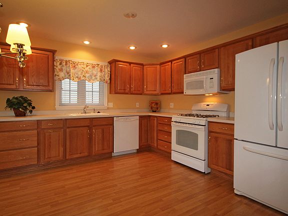 5th image of 19 McCormick Ln