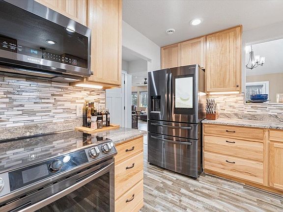 4th image of 1179 Langford Ave