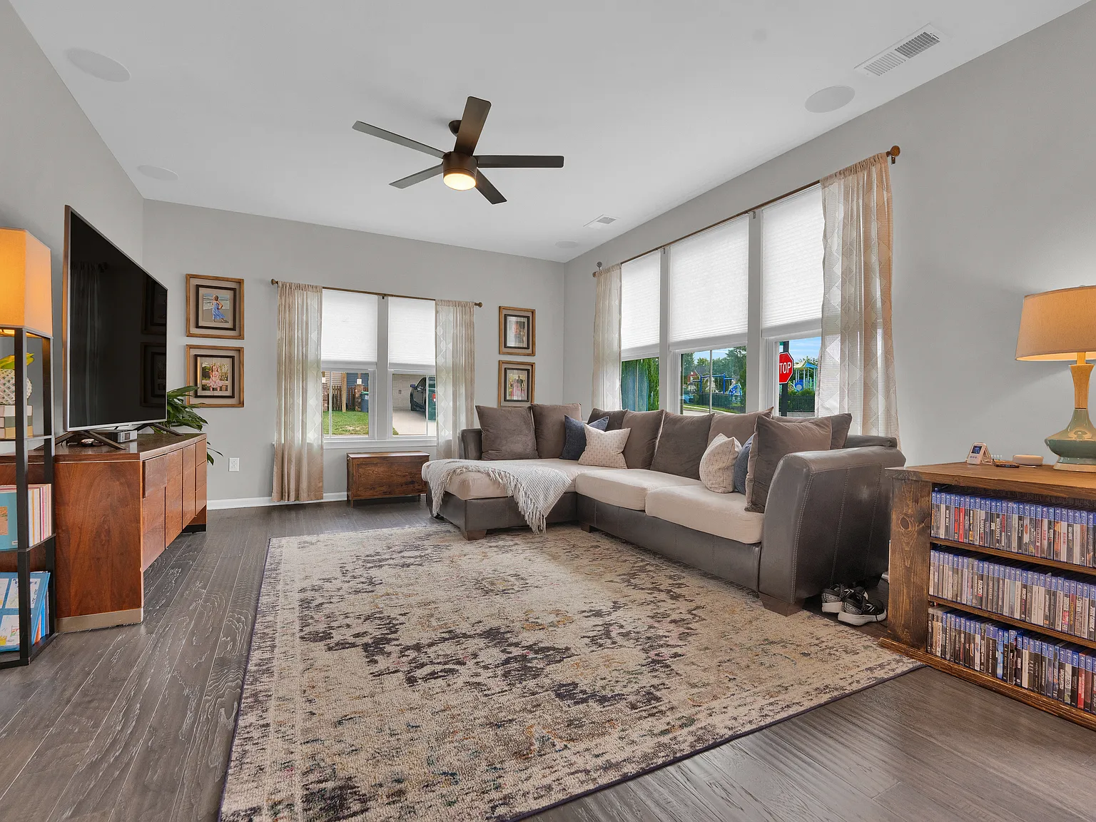 3 bed, 2.5 bath, 1556 sqft, $2,395 — Photo 2