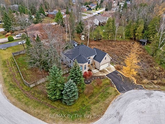 3rd image of 6 Deerrun Pl