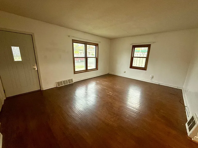 515 W Strowbridge St — Photo 9