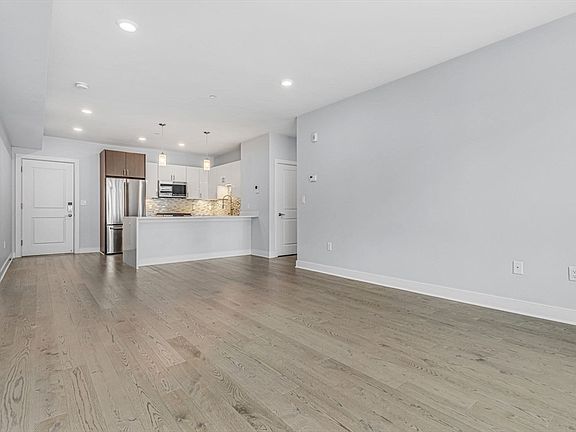 5th image of 2 Cliveden St Unit 305E