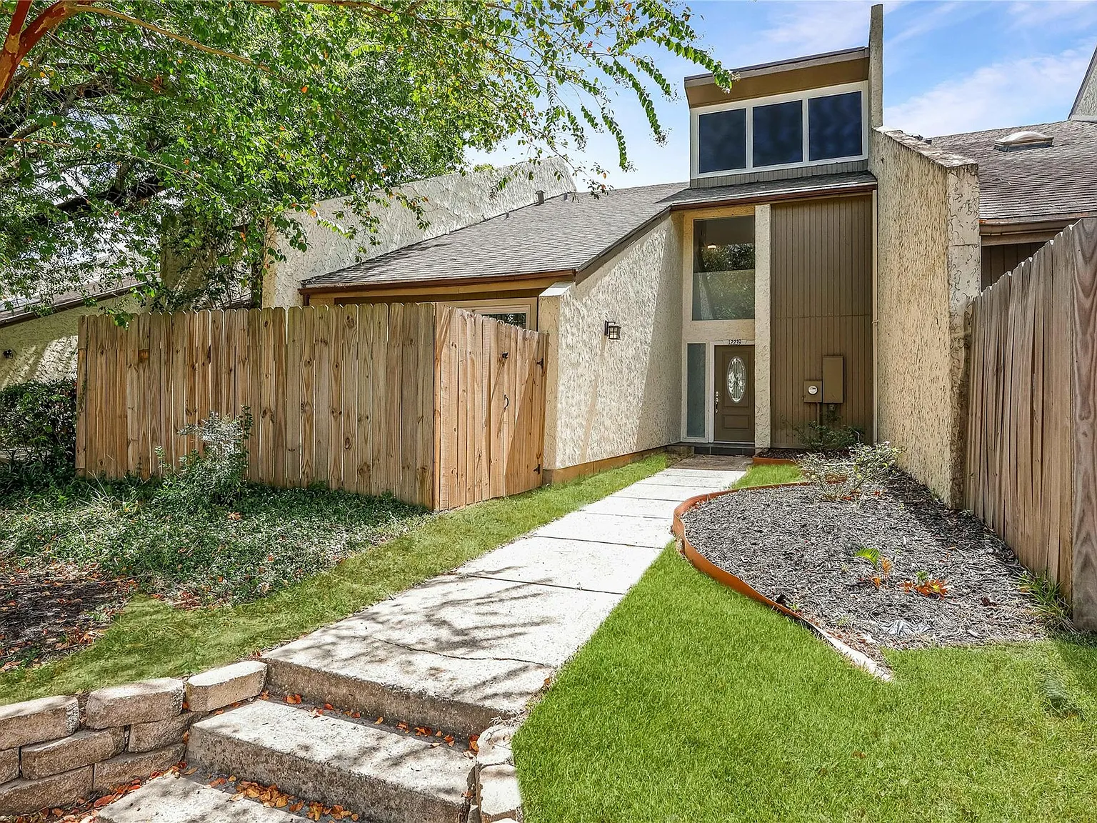 3 bed, 2.0 bath, 1884 sqft, $1,600 — Photo 1