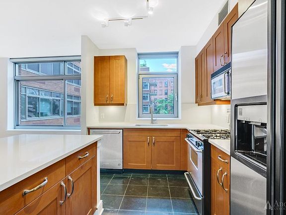 4th image of 99 Jane St Frnt A