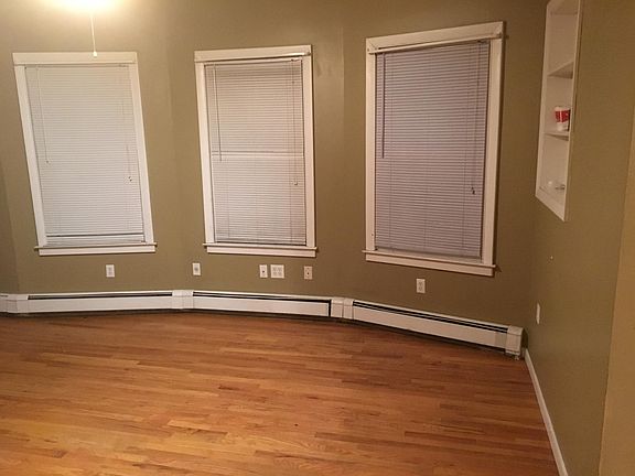 Additional pic of living room