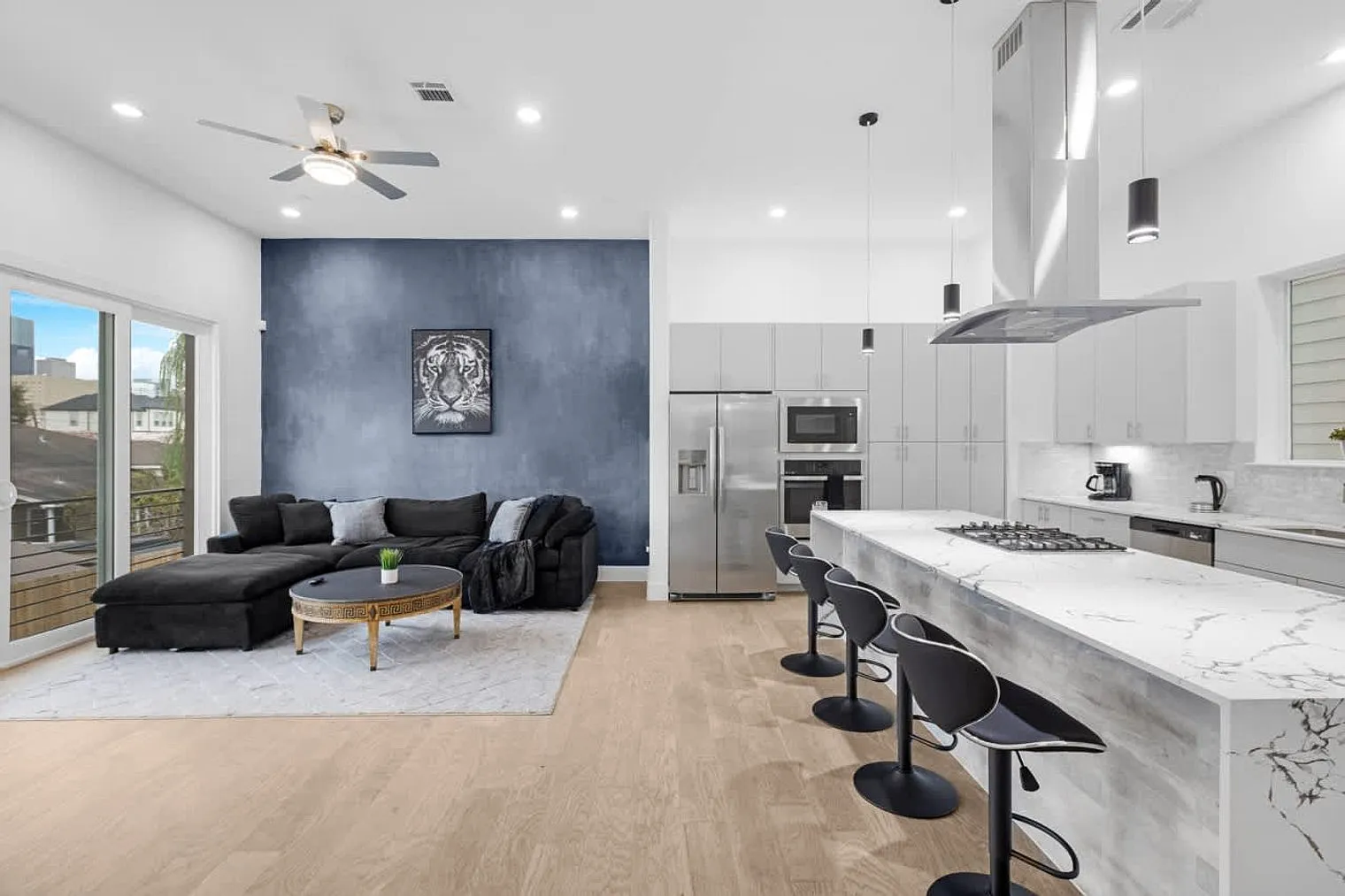 6 bed, 6.0 bath, 2992 sqft, $12,614 — Photo 1