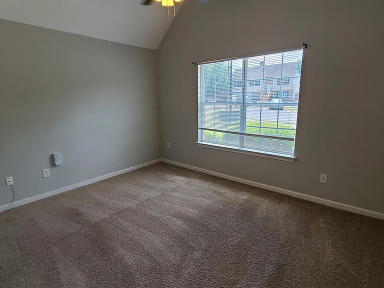 1593 Queen Elizabeth Dr — Photo 12
