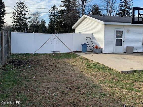5th image of 221 Wayne St