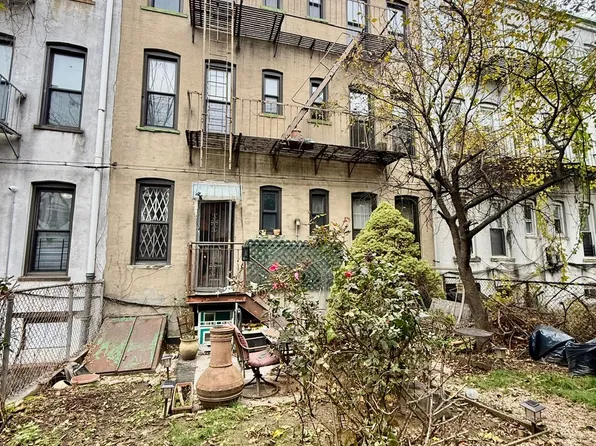 2052 Gates Avenue image 19 of 23