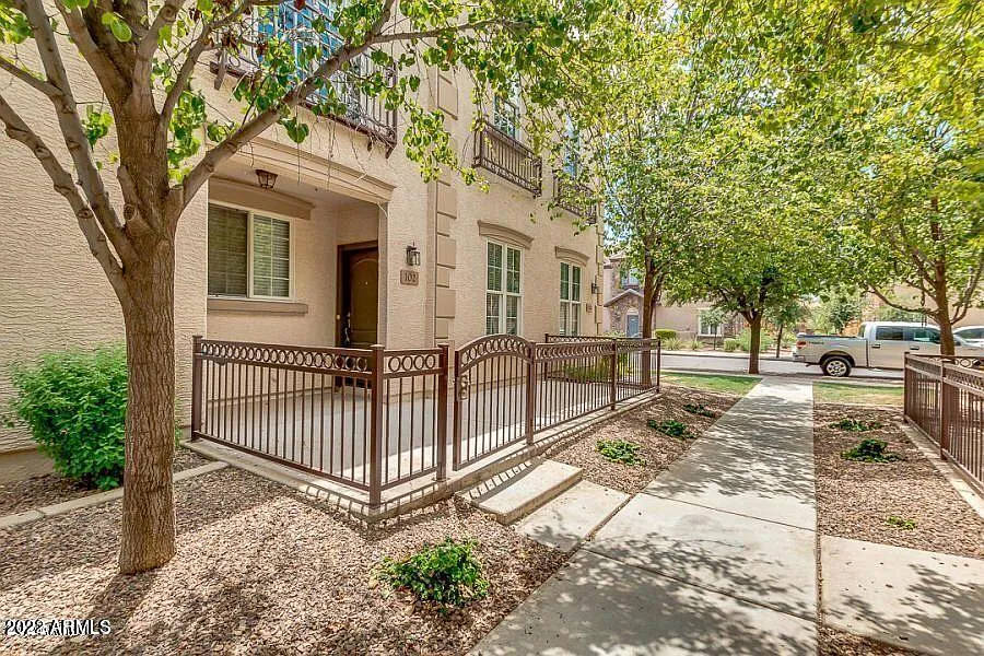 3 bed, 2.5 bath, 1373 sqft, $1,975 — Photo 3