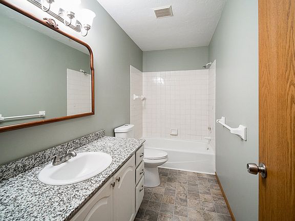 5th image of 780 Woodhill Dr