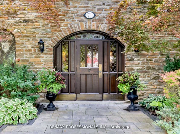 71 Old Mill Rd #304, Toronto, ON M8X 1G9