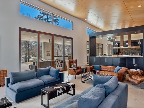 4th image of 1675 Robson Rd