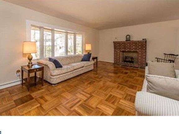 5th image of 302 Radcliffe Dr