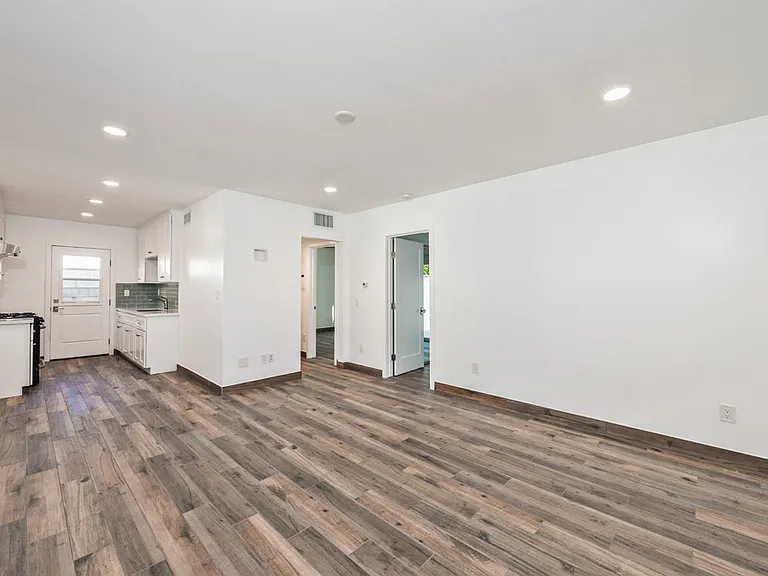557 N Olive St #B — Photo 4