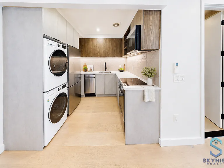 37-25 32nd St #2D — Photo 3