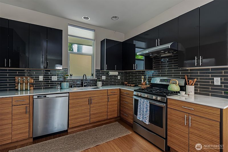 5th image of 3421 Beacon Avenue S