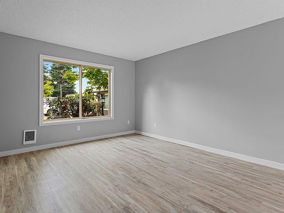 5th image of 3025 SE Maple St #4
