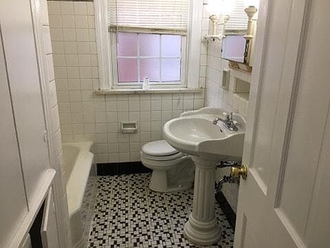 5th image of 2817 Whiteway Ave
