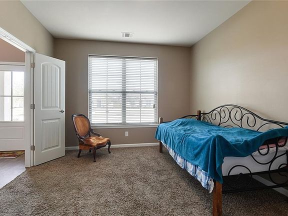 4th image of 424 Lakeshore Village Dr E