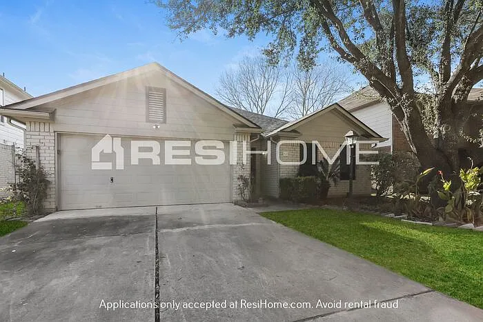 910 Willow West Dr — Photo 1