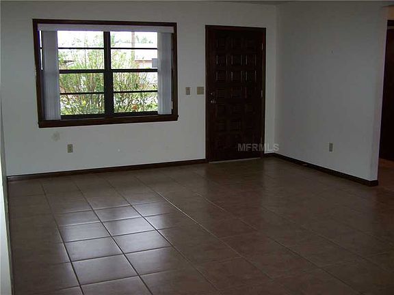 4th image of 989 W Embassy Dr