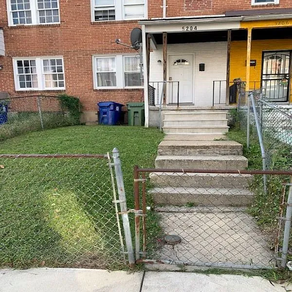 3 bed, 1.0 bath, 1000 sqft, $1,700 — Photo 1