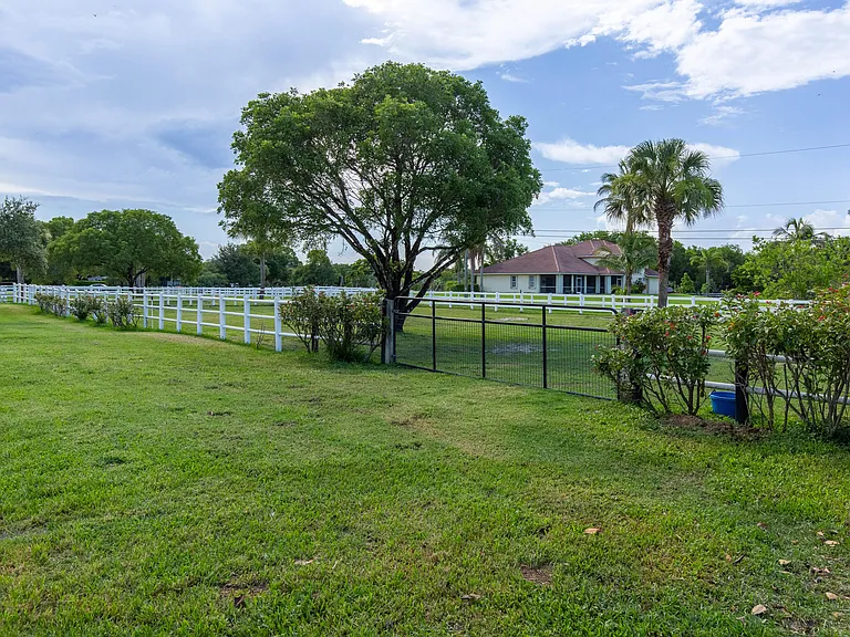 844 Arabian Dr — Photo 15